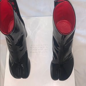 MAISON MARGIELA TABI BLACK PATENT BOOTS